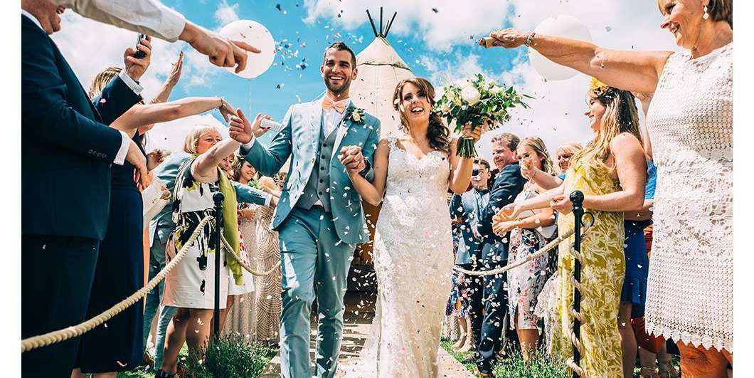 Just married, confetti tipi time