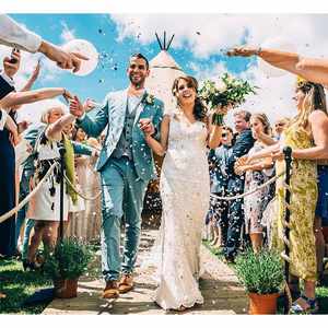 Just married, confetti tipi time